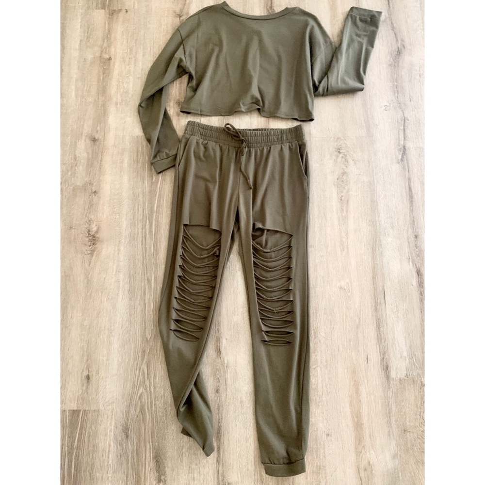NWOT cotton slightly cropped top & ripped jogger set size S